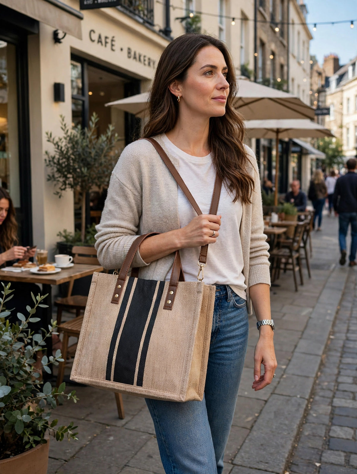 Woman wearing the tote bag crossbody on a cafe street